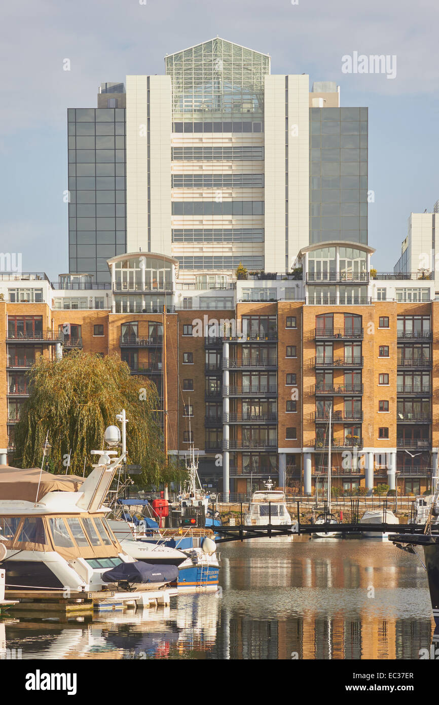 Luxus-Appartements-Boote und Yachten in St Katherine Docks London England Europa Stockfoto