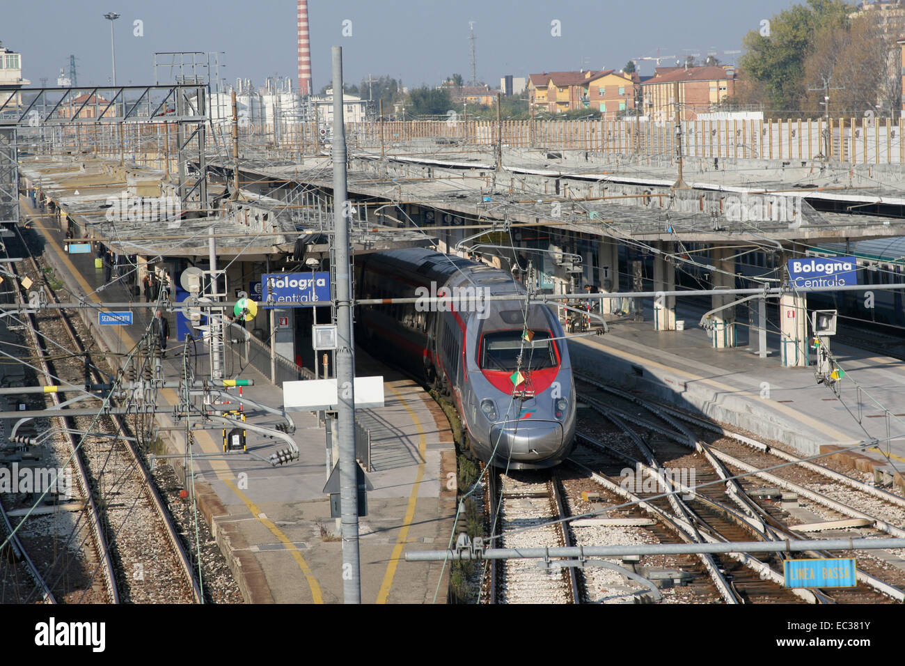 DER BAHNHOF BOLOGNA ITALIEN Stockfotografie Alamy
