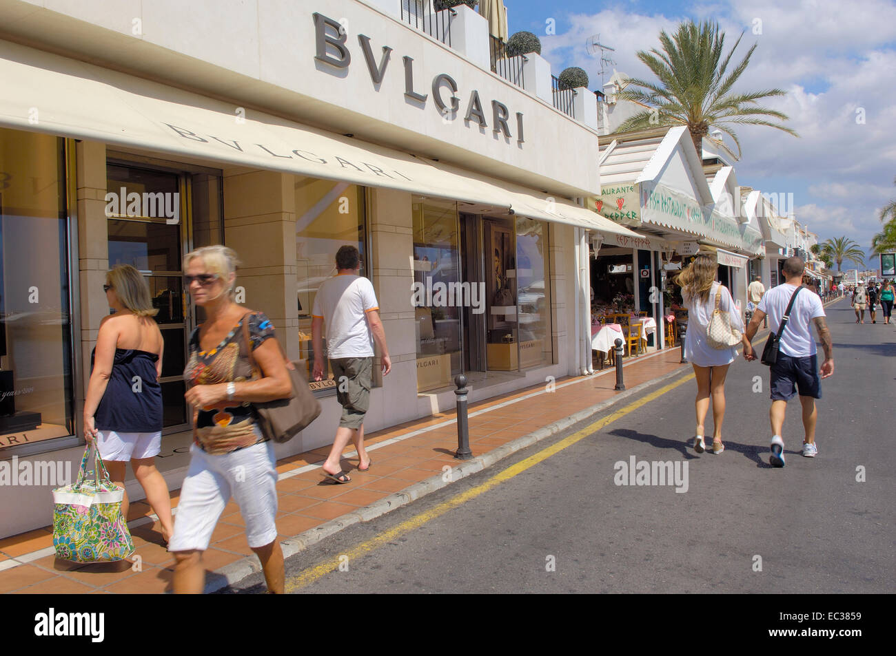 Luxusgeschäfte im exklusiven Yachthafen von Puerto Banús, Marbella, Costa del Sol, Provinz Málaga, Andalusien, Spanien, Europa Stockfoto