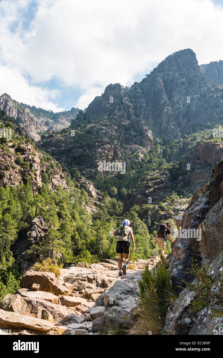 Zwei Wanderer in den Bergen, Refuge de Carrozzu, Korsika, Frankreich Stockfoto