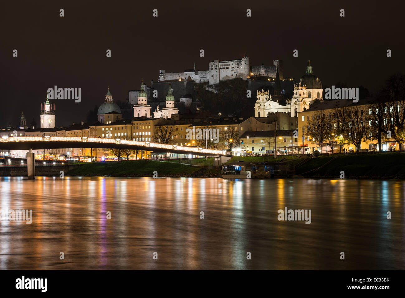 Stadtbild, Nachtansicht über die Salzach mit Festung Hohensalzburg und Dom, Salzburg, Österreich Stockfoto
