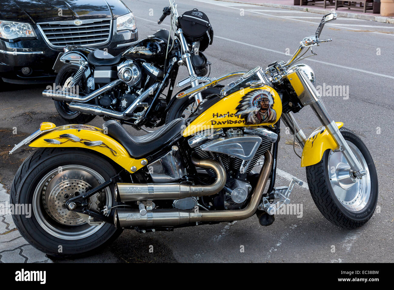 Zwei Harley Davidson geparkt am Straßenrand, Porto Colom, Mallorca, Balearen, Spanien Stockfoto