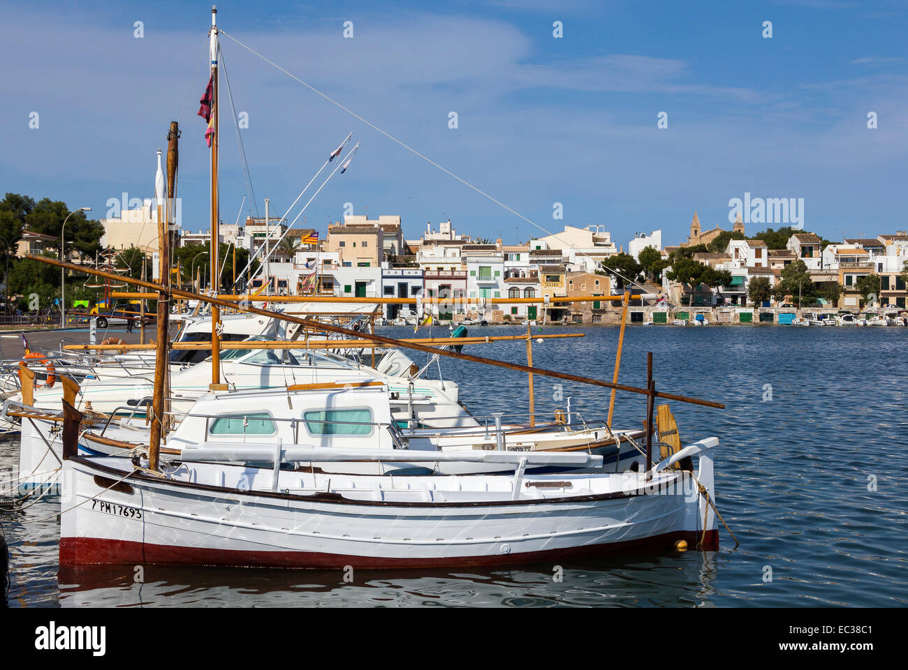 Boote im Hafen, hinter der alten Stadt Porto Colom, Mallorca, Balearen, Spanien Stockfoto