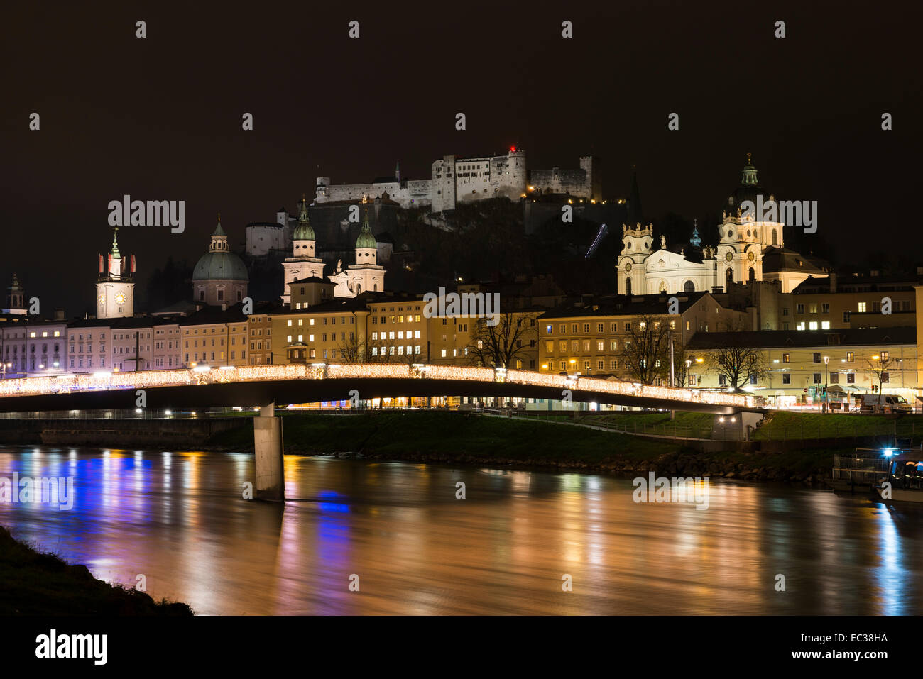 Stadtbild, Nachtansicht über die Salzach mit Festung Hohensalzburg und Dom, Salzburg, Österreich Stockfoto