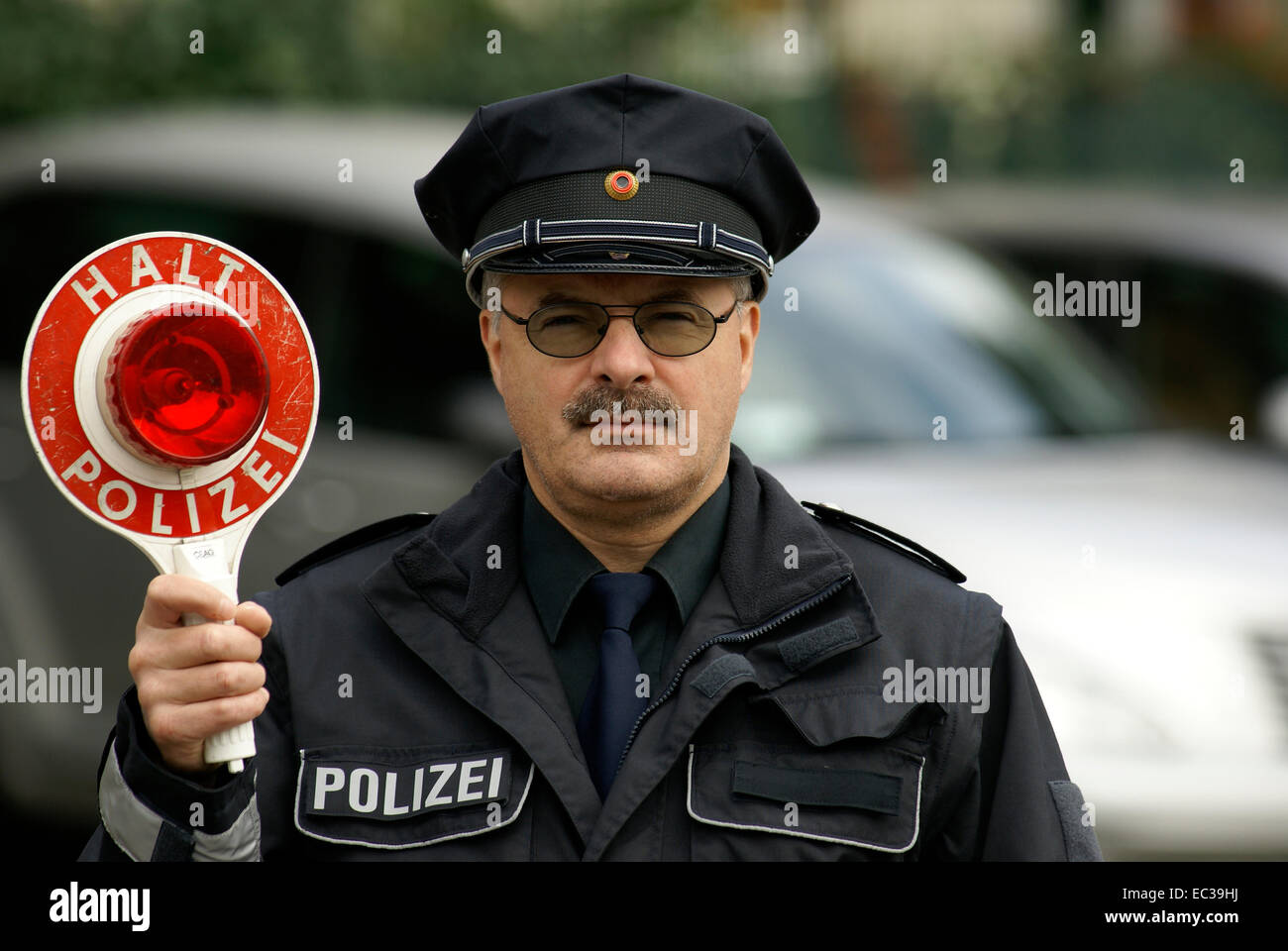 Polizist hält Quot Stop Polizei quot Stockfoto