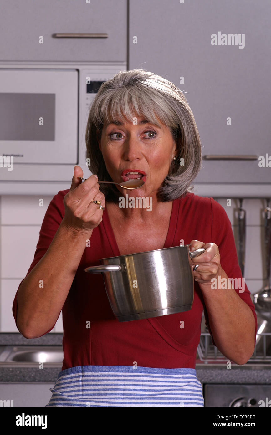 ältere Frau in Küche Stockfoto