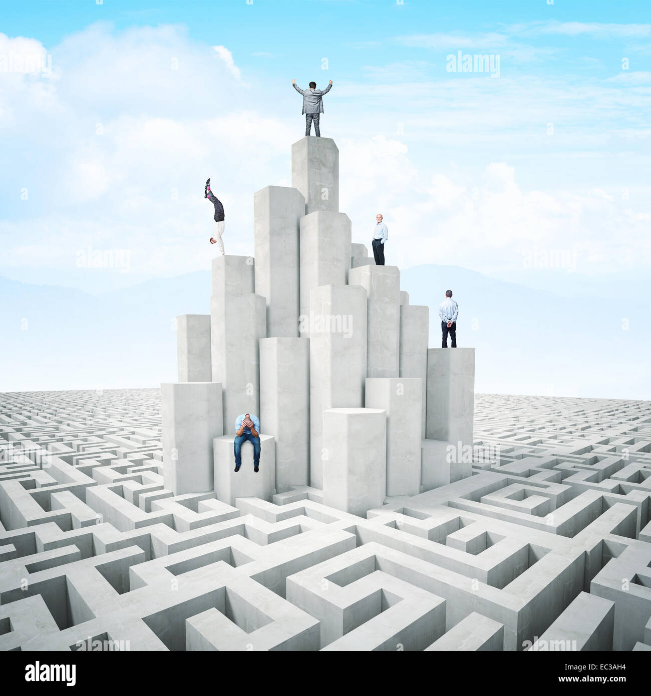 Geschäftsleute auf abstrakte 3d Turm mit Labyrinth Stockfoto