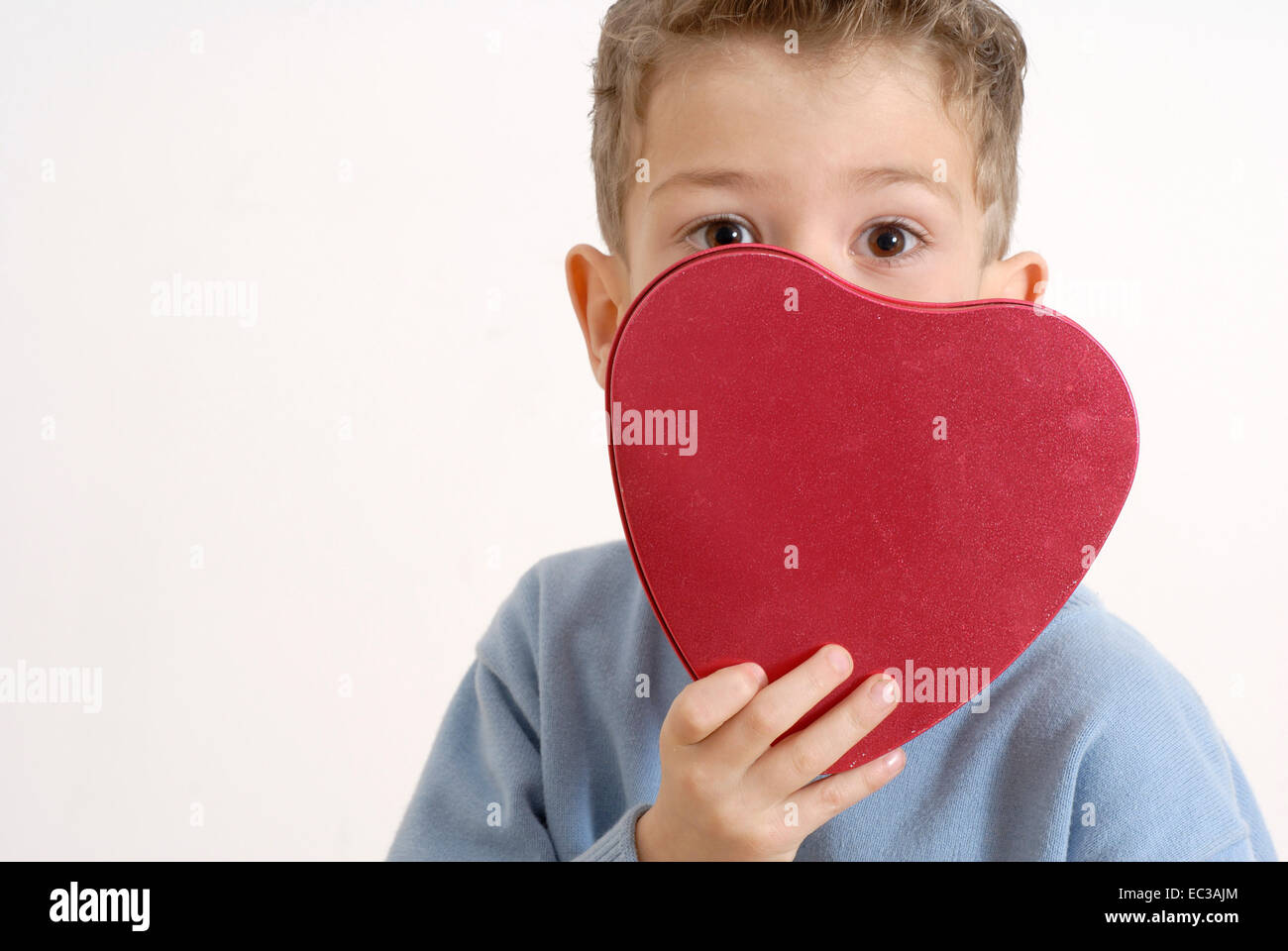 Kleiner Junge mit roten Herzen Stockfoto