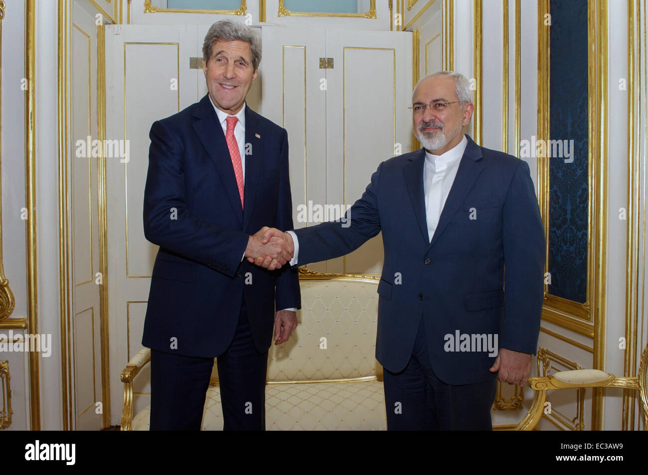 US-Außenminister John Kerry schüttelt Hände mit Außenminister Javad Zarif von Iran in Wien, Österreich, am 23. November 2014, bevor die beiden ein persönliches Treffen mitten in weiteren Verhandlungen über die Zukunft des Irans Atomprogramm beginnen. Stockfoto