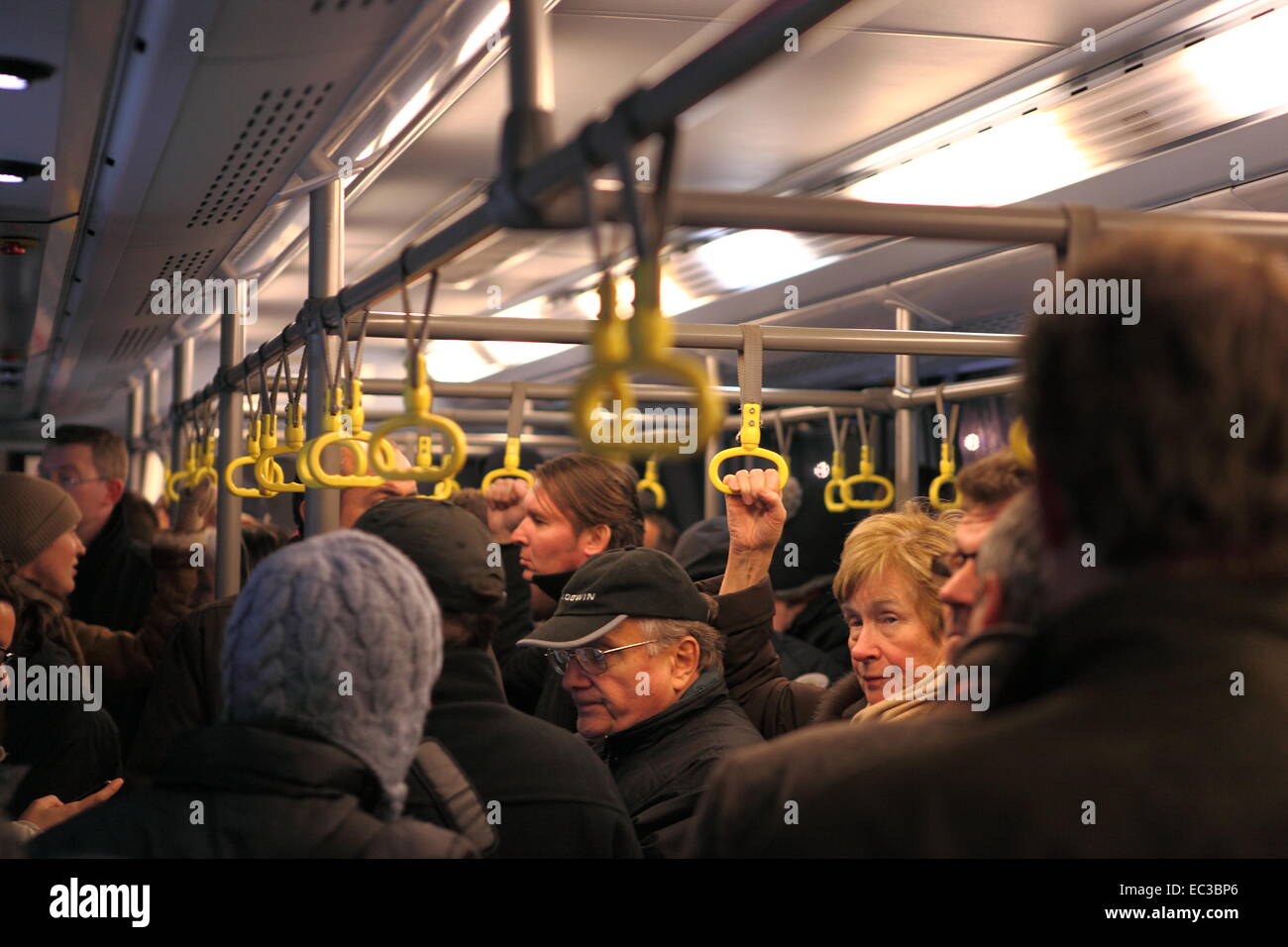 Passagiere, Flughafenbus, Flughafen Tegel, Berlin, Deutschland, Winter 2011 Stockfoto