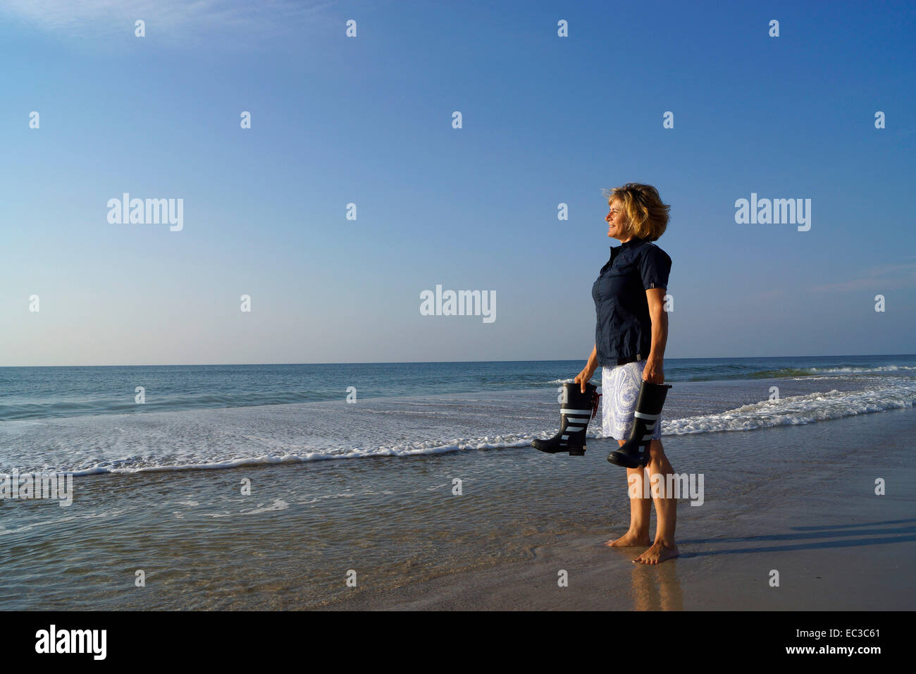 Ältere Frau Fuß am Strand Stockfoto