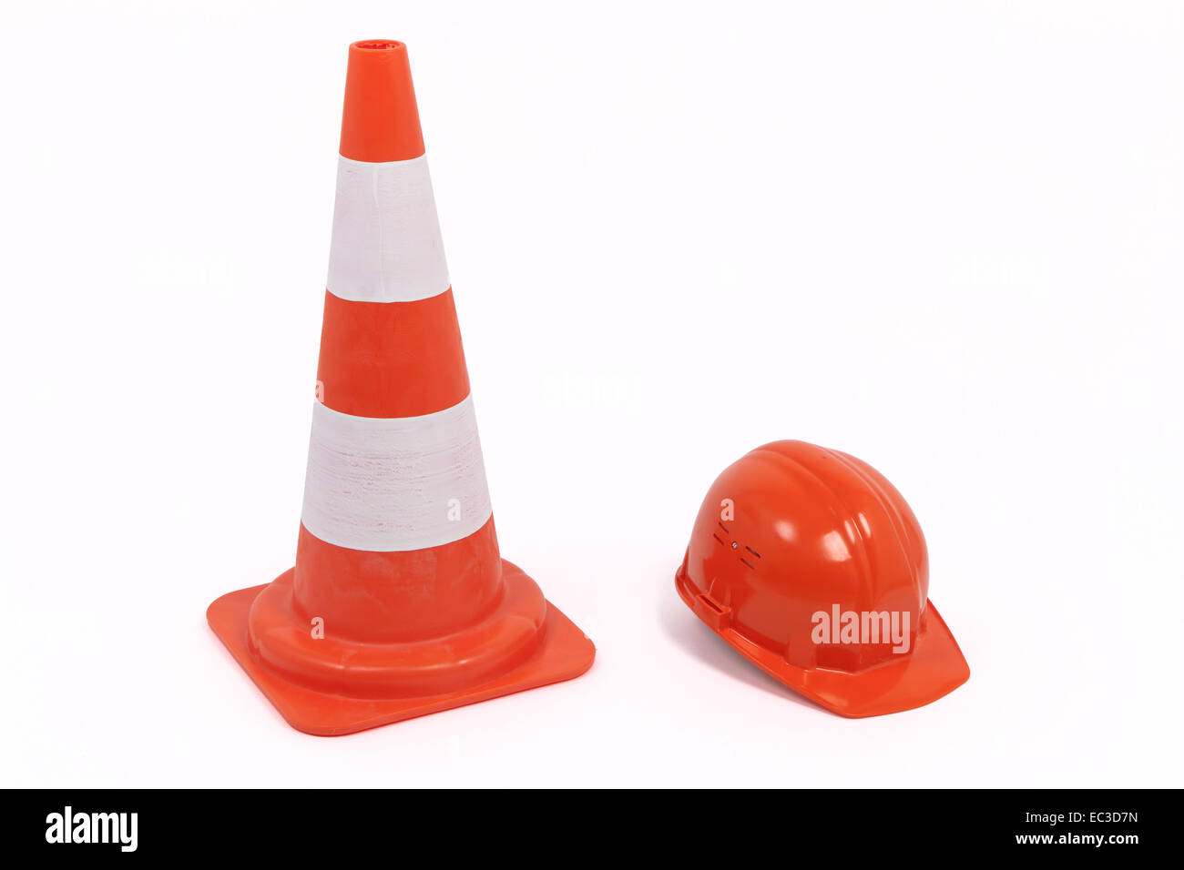 Verkehr Kegel und Bauarbeiterhelm Stockfoto