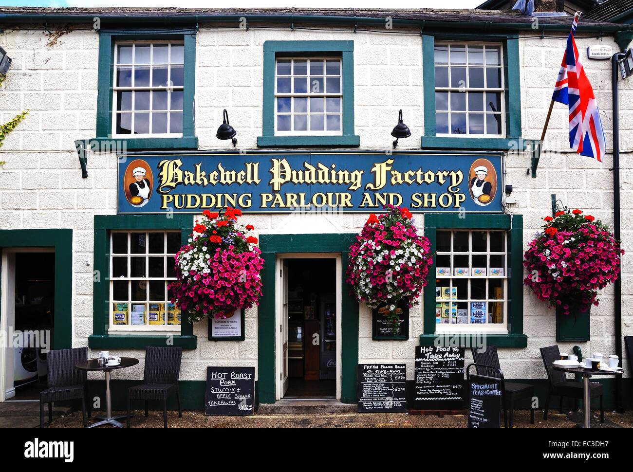 Bakewell Pudding Fabrik im Zentrum Stadt mit Café-Tischen in den Vordergrund, Bakewell, Derbyshire, England, UK, Europa. Stockfoto