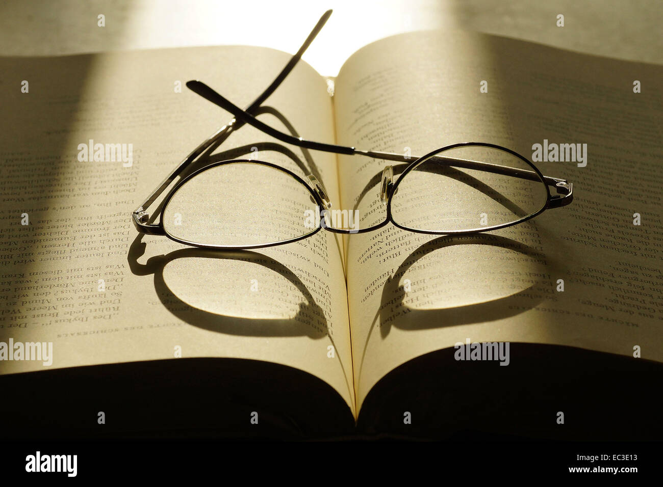 Brille eines Buches Stockfoto