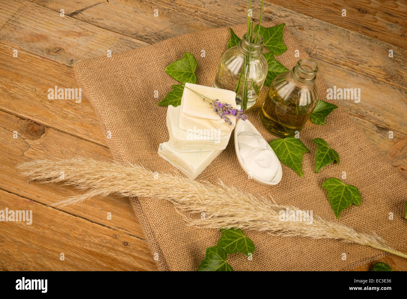 Naturseife und Feuchtigkeitscreme auf Basis von ätherischen Ölen Stockfoto