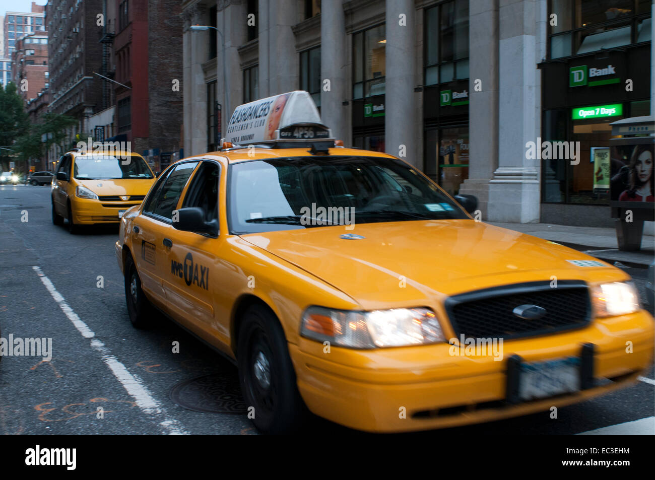 Taxi-jungen in Midtown Manhattan. NY. In der Regel die Fahrzeit zwischen den Flughäfen und Midtown Manhattan mit dem Taxi oder Auto ist 45 bis 60 Stockfoto