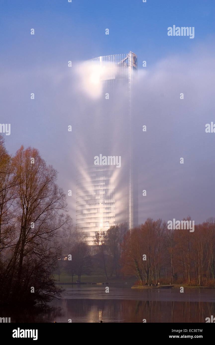 Hauptsitz der Deutschen Post in Bonn bei Sonnenaufgang im Nebel Stockfoto