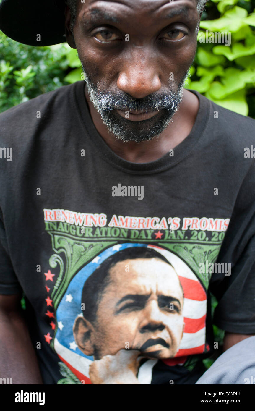 Obdachlose mit Obama T-shirt in Manhattan. NY. Jetzt will Obama Obdachlosigkeit zu beenden. Nach der Einnahme Büro Anfang 2009 Präsident B Stockfoto