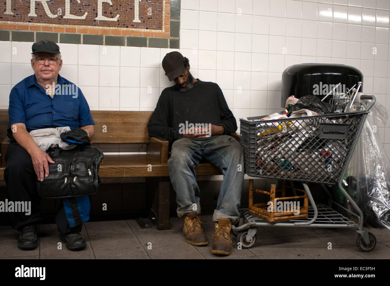 Obdachloser lagerten in Subvway Station in New York City. Maulwurf Menschen ist ein Begriff verwendet, um Obdachlose Leben un beziehen Stockfoto