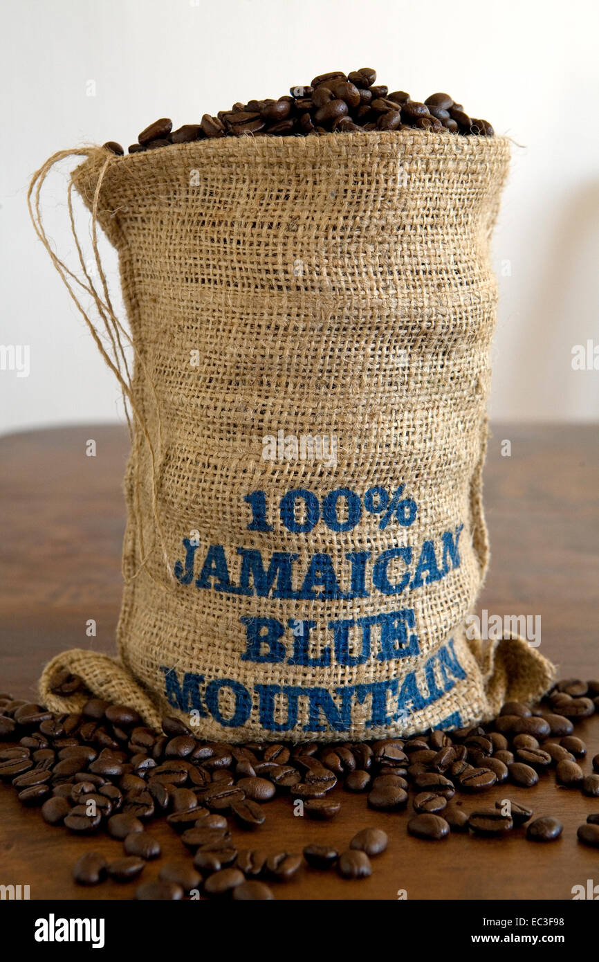Jute-Tasche mit Kaffeebohnen Stockfoto