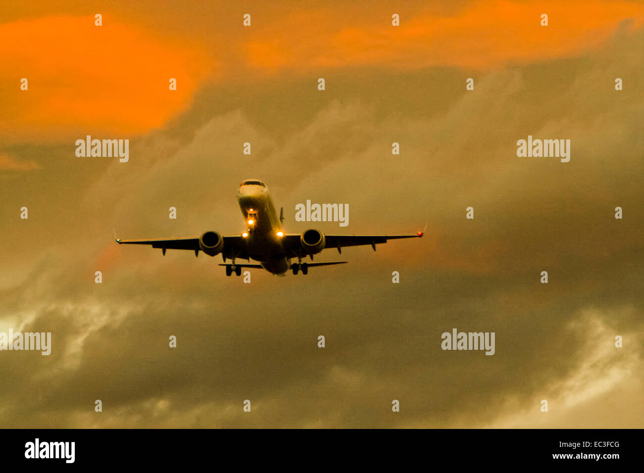 Flugzeug vor einem Gewitter nähert sich Stockfoto