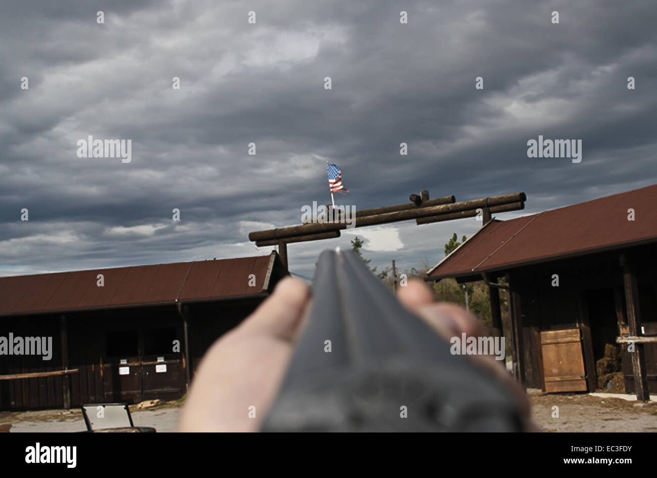 Waffe schießt auf USA-Flagge Stockfoto