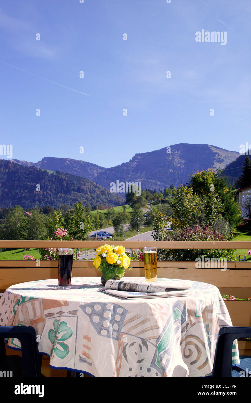 Balkon mit Tisch, Ausblick auf die Alpen Stockfoto