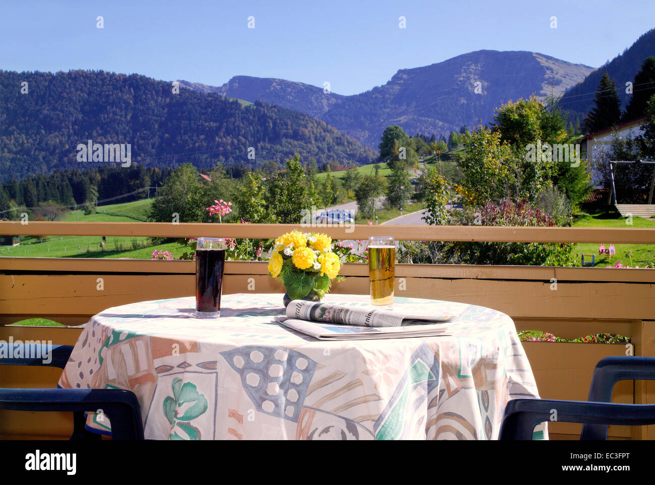 Balkon mit Tisch, Ausblick auf die Alpen Stockfoto