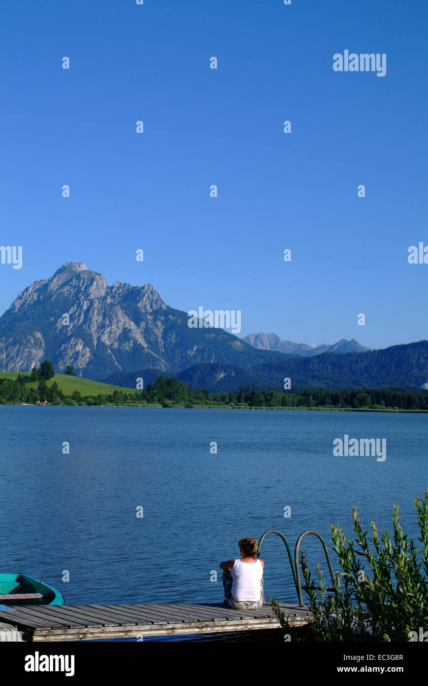 Sehen Sie mit Bergen, Hopfensee, Allgäu, Deutschland Stockfoto