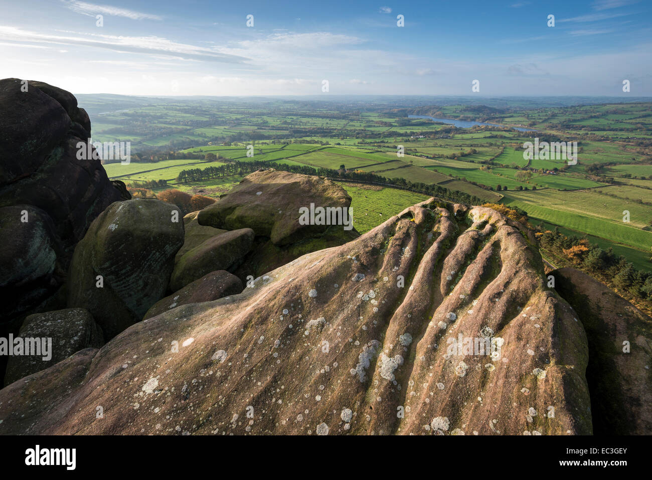 Verwitterte Gritstone Felsen auf den Gipfel der Henne Cloud mit Aussicht in einer Patchwork-Landschaft unten. Stockfoto