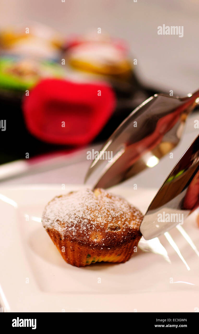 Muffin setzen auf dem Teller Stockfoto