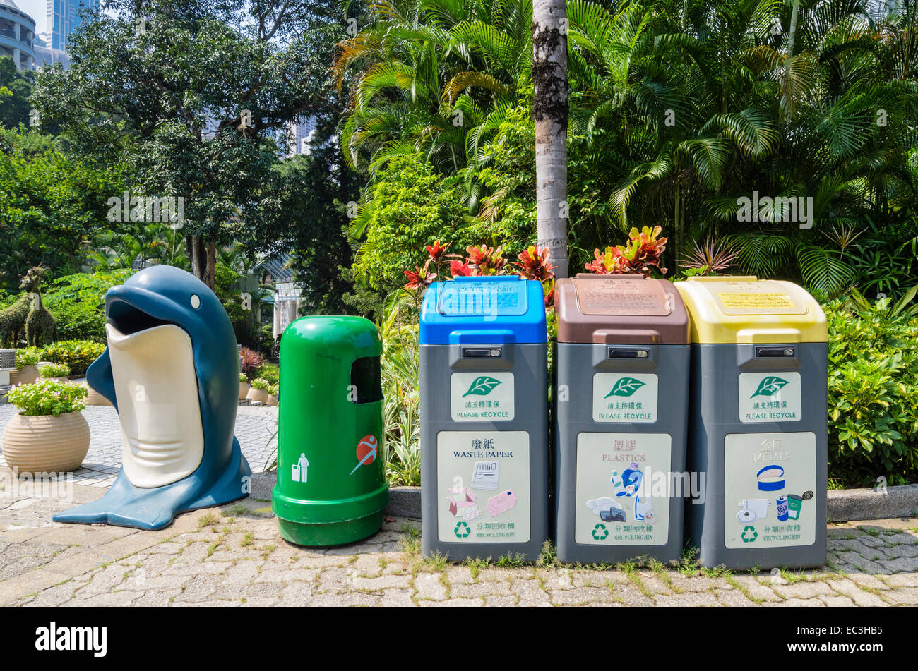 Recycling Von Abfallbehaltern Und Kind Freundlich Mulleimer In Hong Kong China Stockfotografie Alamy