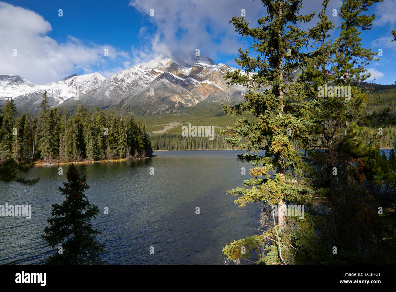 See und Berg-Pyramide in Alberta Stockfoto