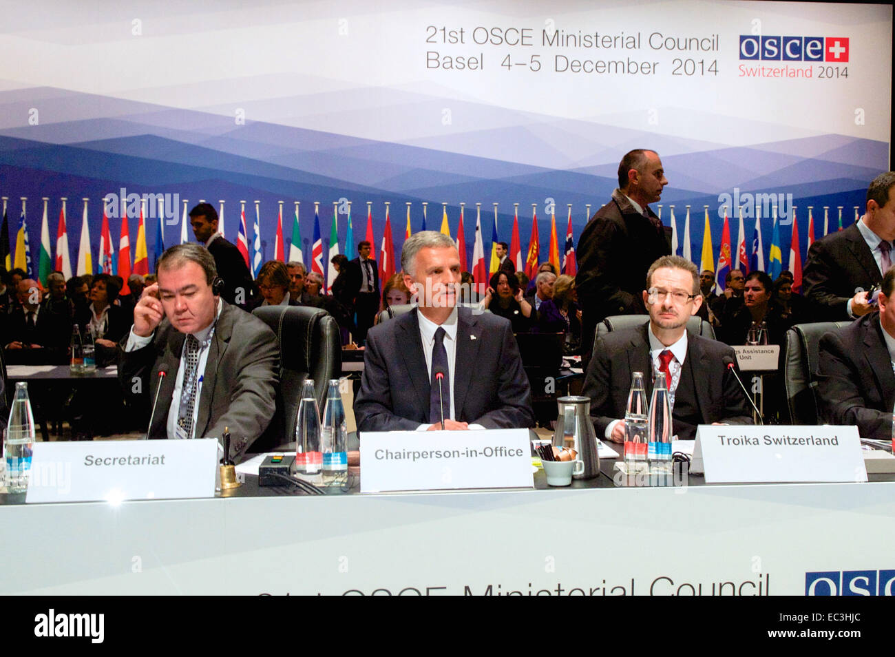 Bundespräsident Didier Burkhalter spricht zu Beginn der Organisation für Sicherheit und Zusammenarbeit in Europa-Ministerrats treffen--Außenminister und US-Außenminister John Kerry aus 56 anderen Ländern--in Basel, Schweiz, am 4. Dezember 2014. Stockfoto