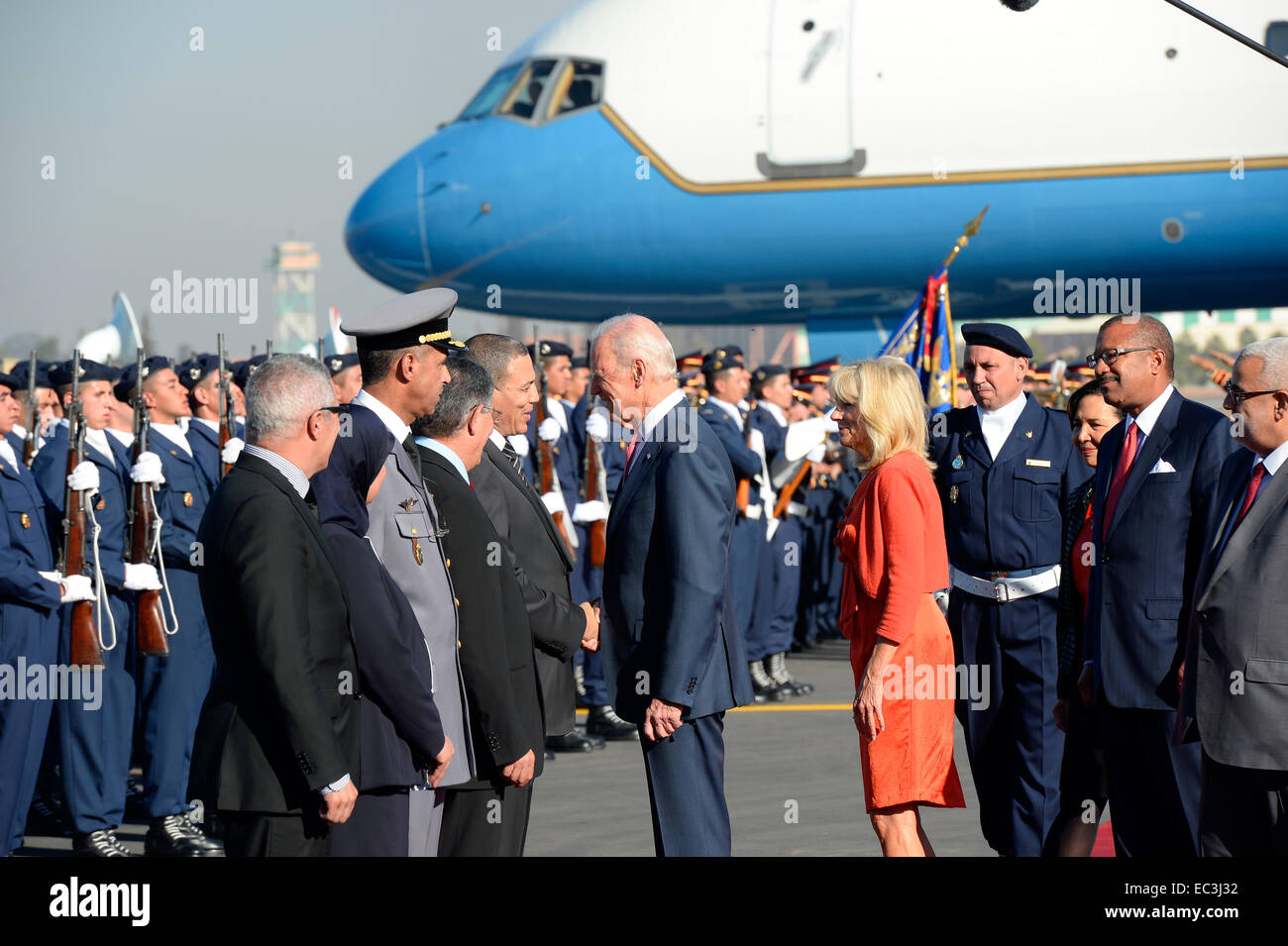US-Vizepräsident Joe Biden und Dr. Jill Biden begrüßt marokkanische Beamte bei ihrer Ankunft in Marrakesch, Marokko, der fünfte Global Entrepreneurship Summit am 19. November 2014 zu besuchen. Stockfoto