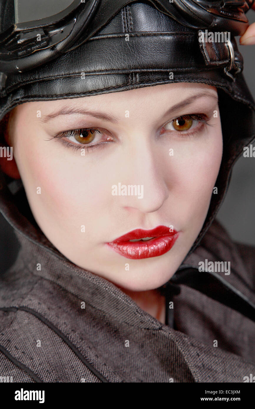 Frau mit Flieger-Mütze Stockfoto