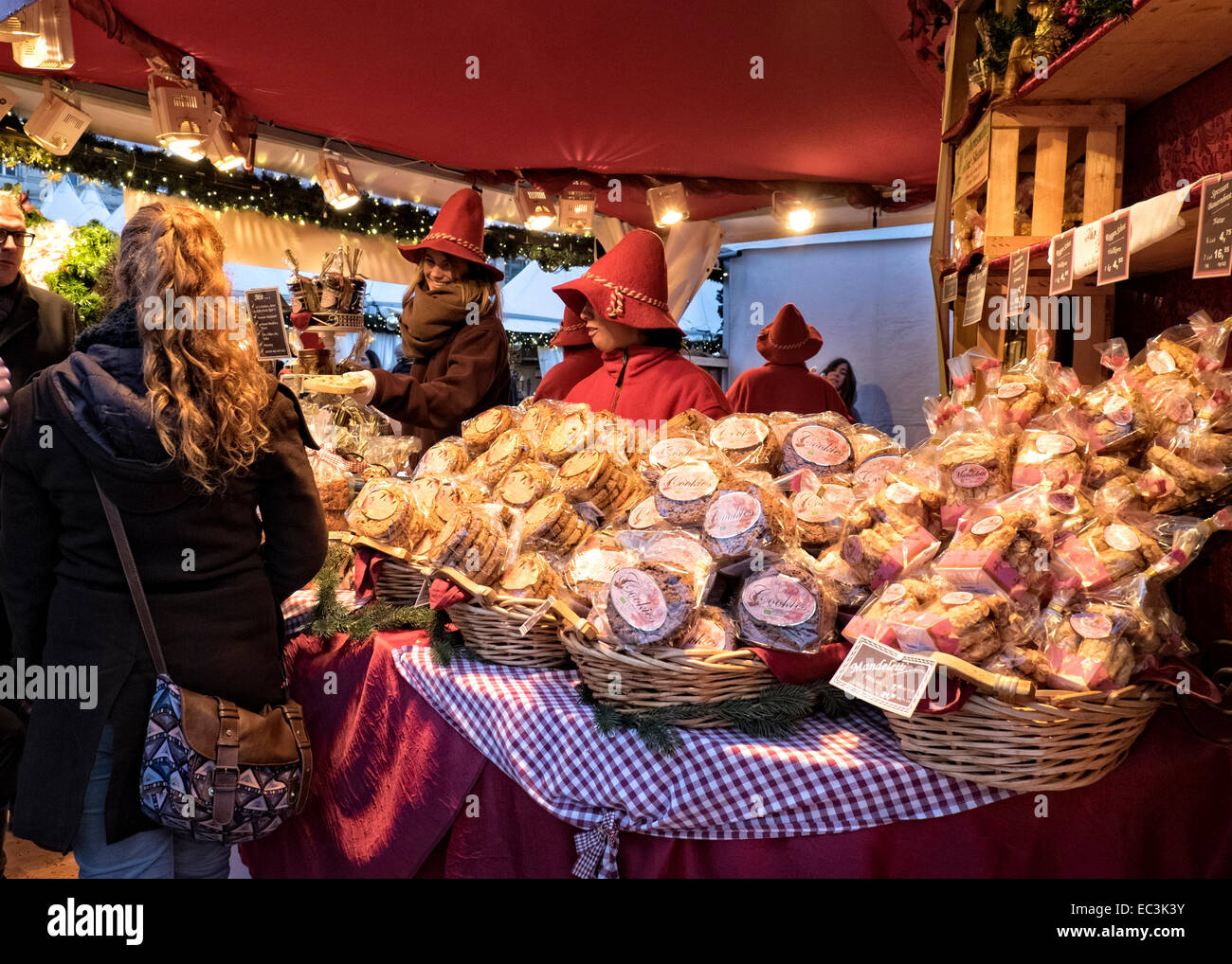 Weihnachtsmarkt auf dem Gendarmenmarkt, Berlin, Deutschland 2014 - stand verkaufen cookies Stockfoto
