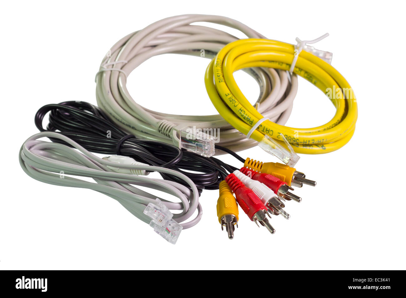 Viele Arten und Farben von Kabeln und Leitungen auf weißem Hintergrund Stockfoto