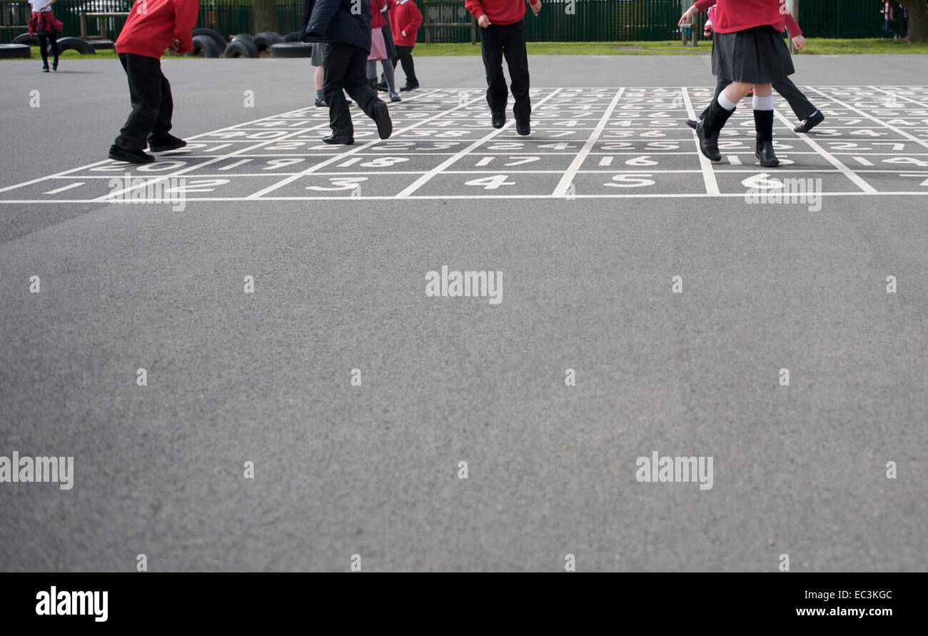 Britische Grundschulkinder auf dem Spielplatz Stockfoto