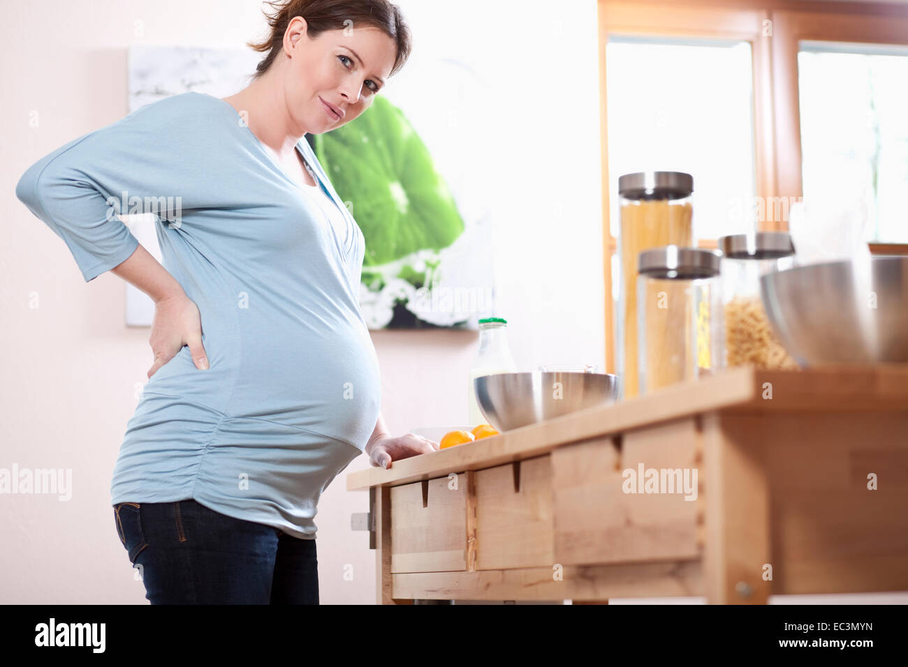 Schwangere Frau in der Küche Stockfoto