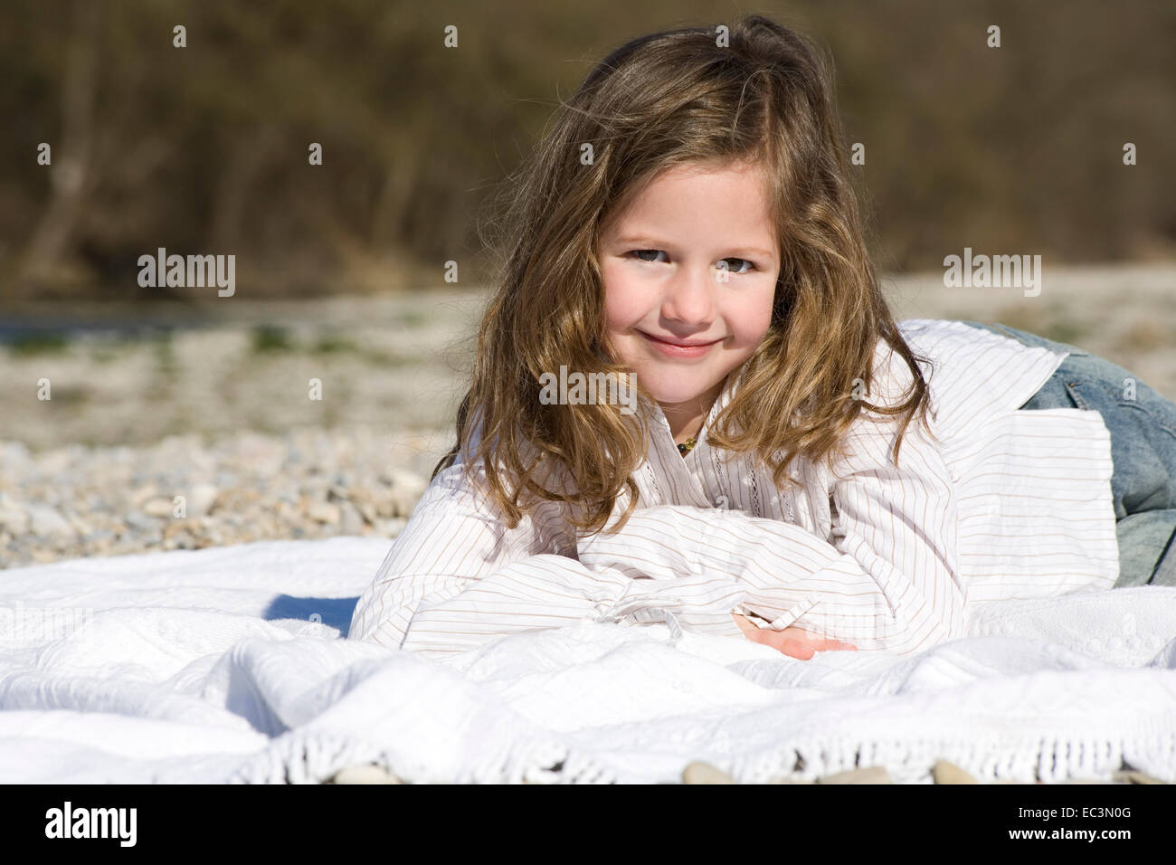 Kleines Mädchen ruht auf einer Decke Stockfoto