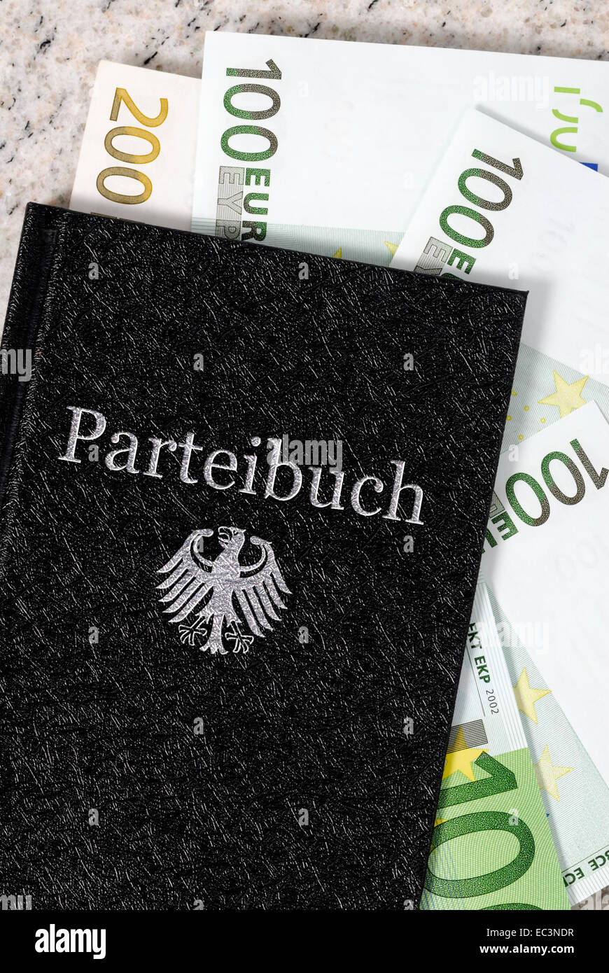 Mitgliedschaft-Buch mit Euro-Banknoten und deutschen Bundesadler Stockfoto