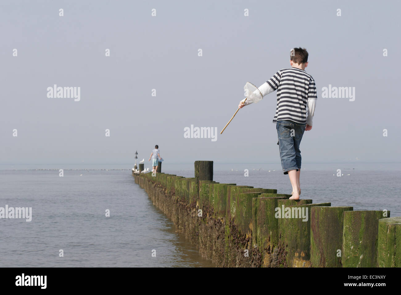 Kinder spielen am Meer Stockfoto