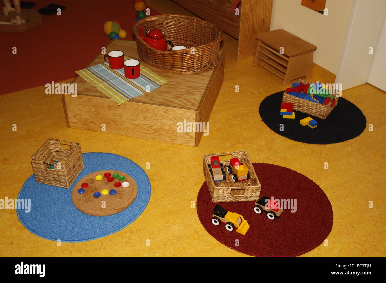 Kunststoff-Spielzeug in einem Kinderzimmer mit spielbereit Stockfoto