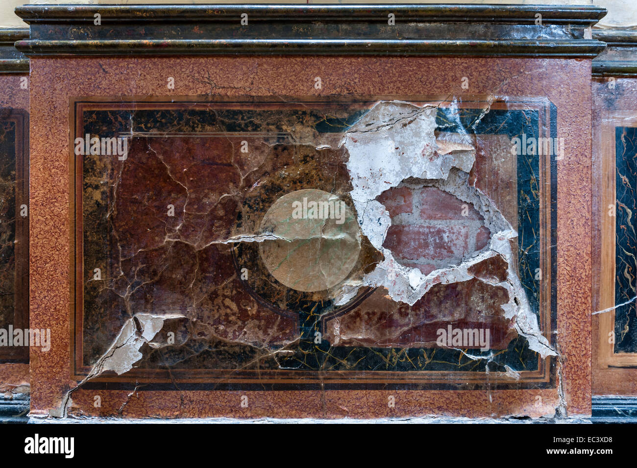 Abblätternde Lackierung und beschädigter Putz infolge des Wassereindringens in der Kirche St. Charles Borromeo, Kingston upon Hull, Großbritannien. Stockfoto