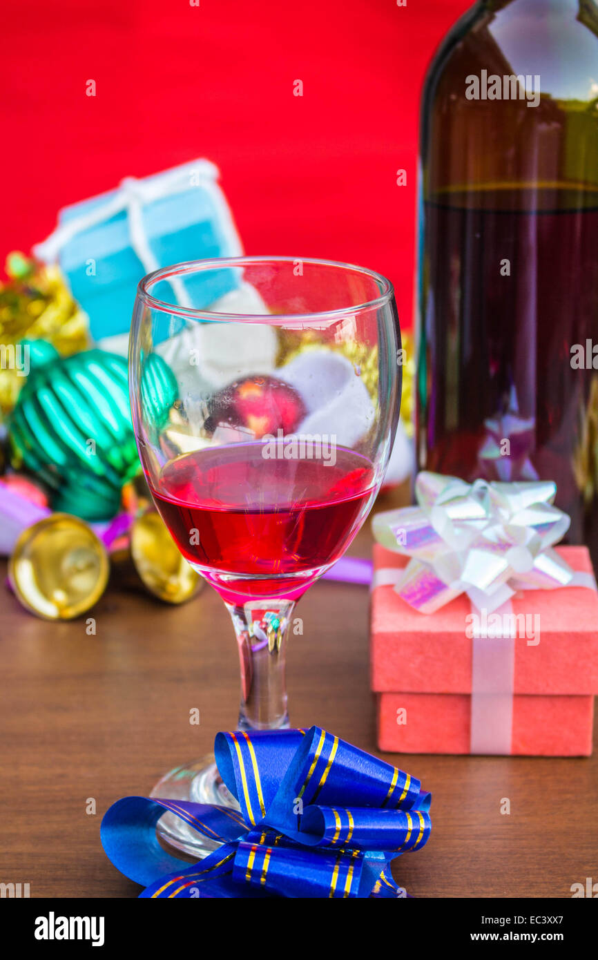 Glas Wein und bunte Geschenke am Festival Stockfoto