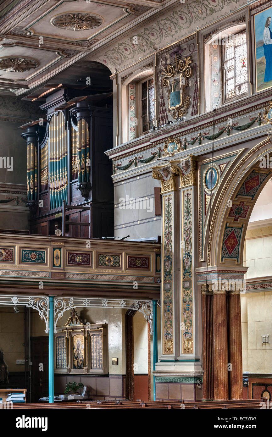 Das Orgelloft und die Galerie im Inneren der Kirche St. Charles Borromeo aus dem 19. Jahrhundert, Kingston upon Hull, Großbritannien Stockfoto