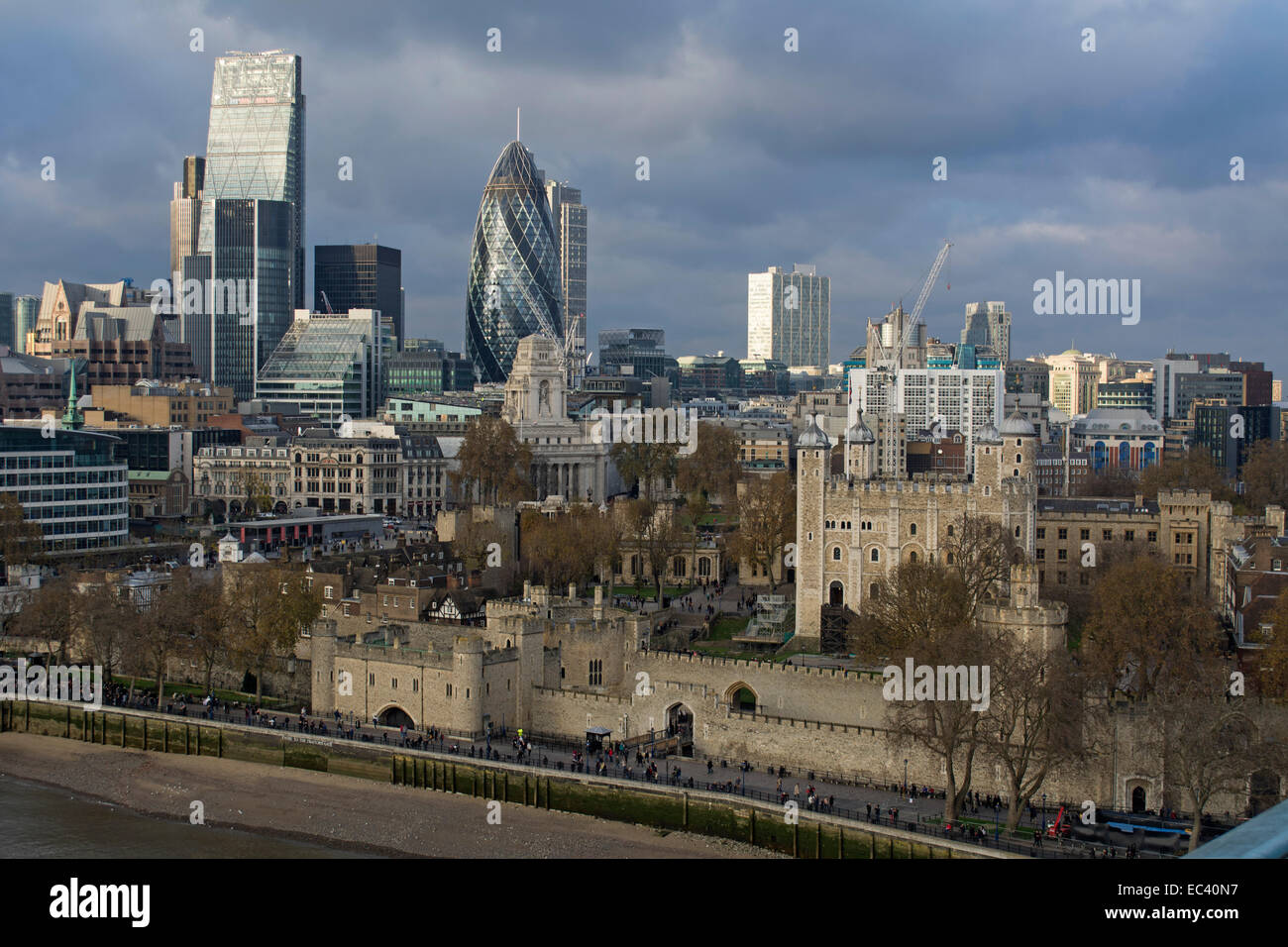 Tower von London, mit "The Gerkin" dahinter, am Nordufer der Themse, Tower Bridge, London gesehen Stockfoto