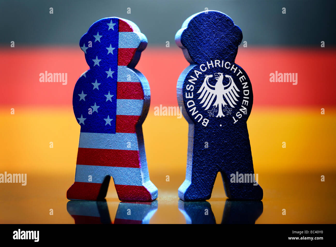 Miniatur-Spione von Deutschland und den USA Spionageskandal Stockfoto