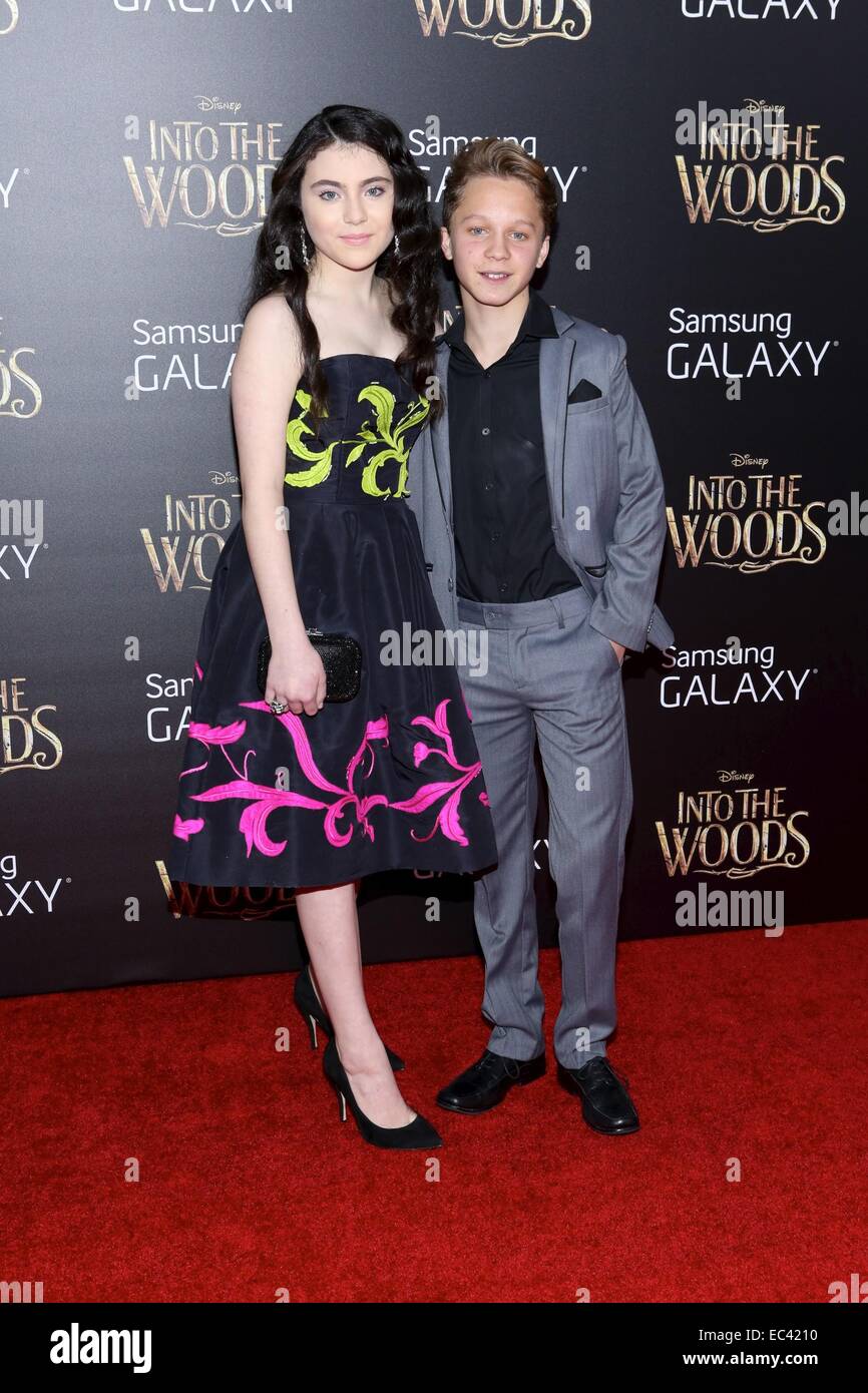New York, NY, USA. 8. Dezember 2014. Lilla Crawford, Daniel Huttlestone im Ankunftsbereich für in THE WOODS Weltpremiere, The Ziegfeld Theatre, New York, NY 8. Dezember 2014. Bildnachweis: Andres Otero/Everett Collection/Alamy Live-Nachrichten Stockfoto